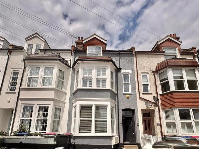 Victor Drive, Leigh on Sea 2 bed apartment to rent £1,525 pcm £352 pw