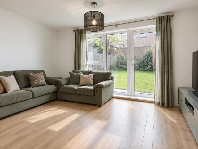 Victoria Way, London SE7 3 bed terraced house to rent £2,400 pcm £554 pw