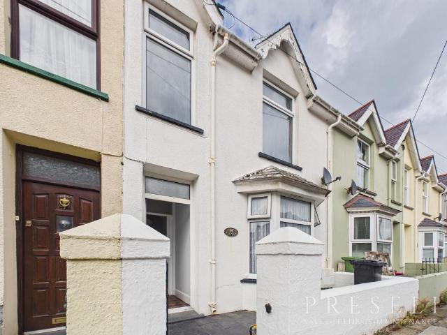 Victoria Avenue, Fishguard 3 bed terraced house to rent £895 pcm £207 pw