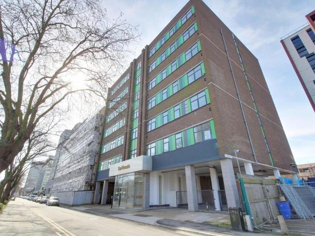 Victoria Avenue, Southend On Sea SS2 2 bed apartment to rent £1,250 pcm £288 pw