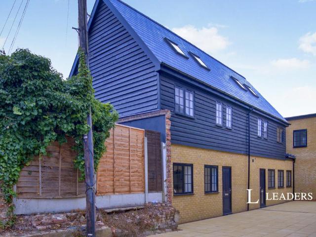 Victoria Avenue, Southend on Sea. 3 bed terraced house to rent £1,675 pcm £387 pw