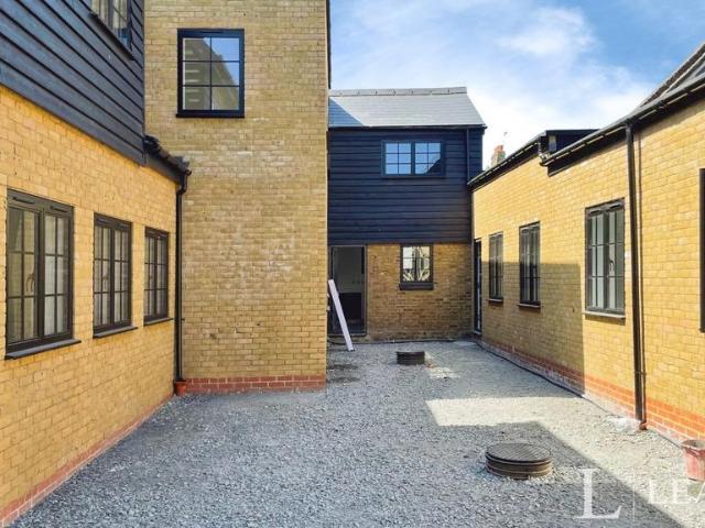 Victoria Avenue, Southend on Sea. 3 bed terraced house to rent £1,900 pcm £438 pw