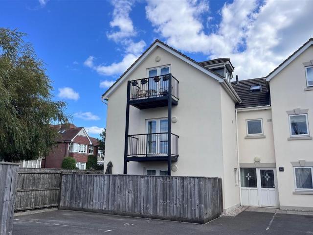 Victoria Avenue, Swanage 3 bed ground floor flat to rent £1,300 pcm £300 pw