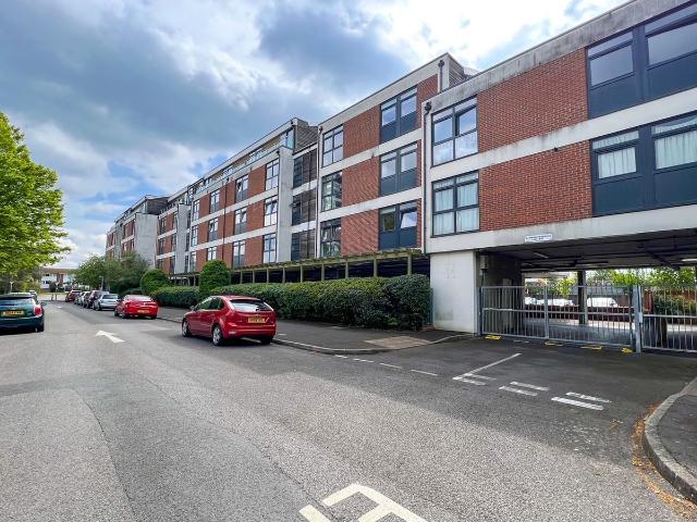 Victoria Avenue, West Molesey KT8, 2 bed flat to rent, £1,795 pcm | PrimeLocation
