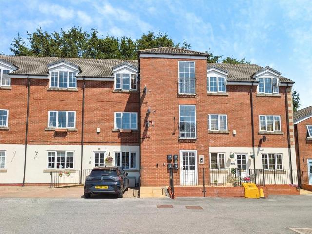 Victoria Court, Bury BL8 2 bed flat to rent £950 pcm £219 pw