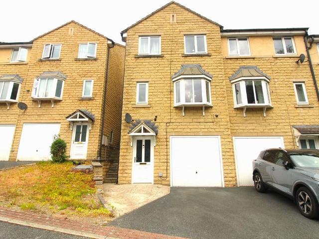 Victoria Court, Longwood, Huddersfield HD3, 3 bed town house to rent, £1,200 pcm | PrimeLocation