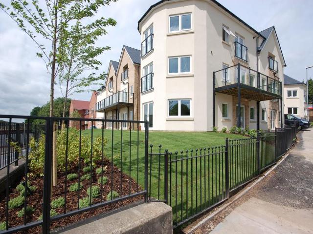 Victoria Close, Rickmansworth WD3 2 bed apartment to rent £1,995 pcm £460 pw