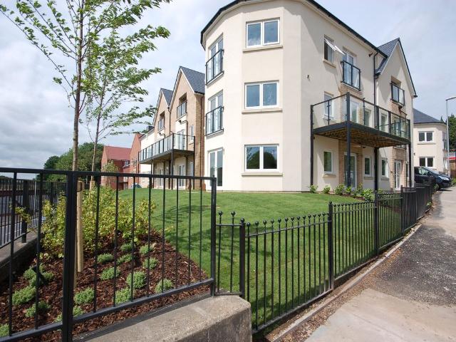 Victoria Close, Rickmansworth WD3, 2 bed flat to rent, £1,995 pcm | PrimeLocation