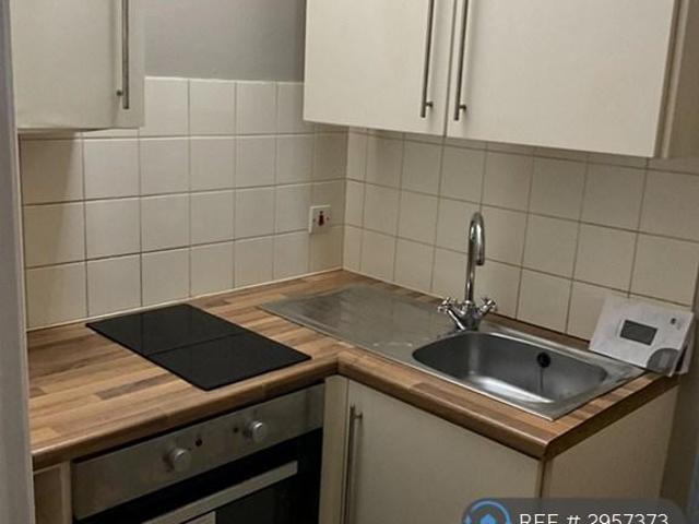 Victoria Crescent, Manchester, M30 Studio to rent £800 pcm £185 pw