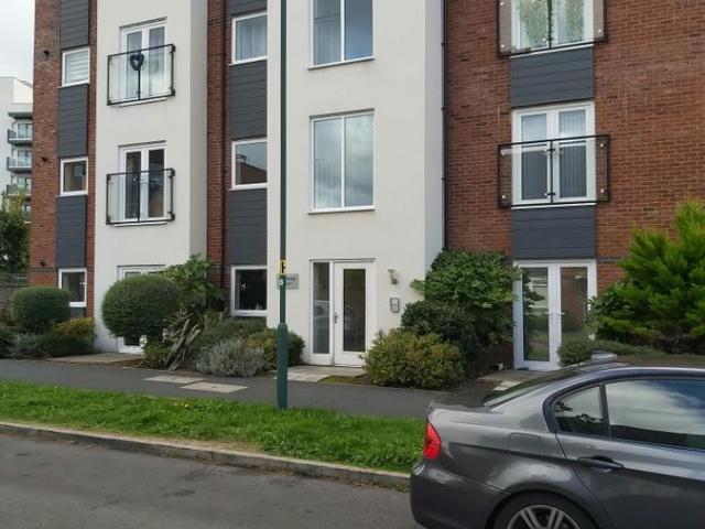 Victoria Crescent, Solihull B90, 2 bed flat to rent, £1,200 pcm | PrimeLocation