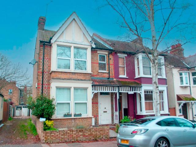 Victoria Drive, Leigh On Sea SS9, 2 bed flat to rent, £1,200 pcm | PrimeLocation
