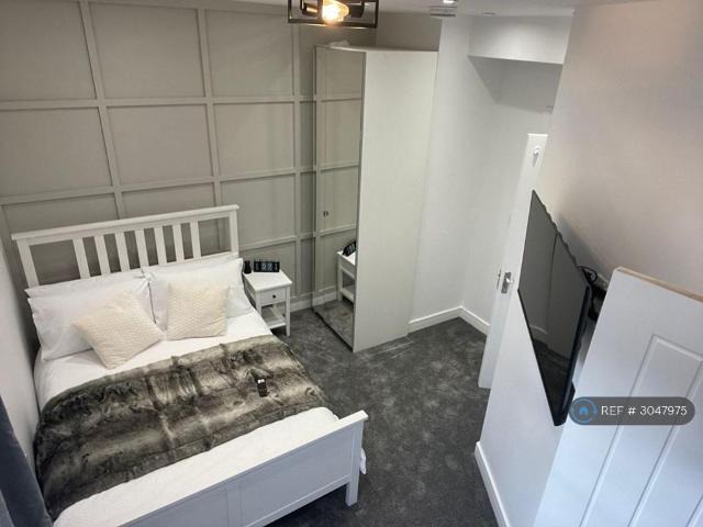 Victoria Gardens, Northampton, NN1 1 bed in a house share to rent £875 pcm £202 pw