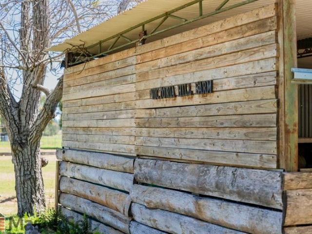 VICTORIA HILL FARM A Lifestyle Rural Retreat. Moments from the Town Centre