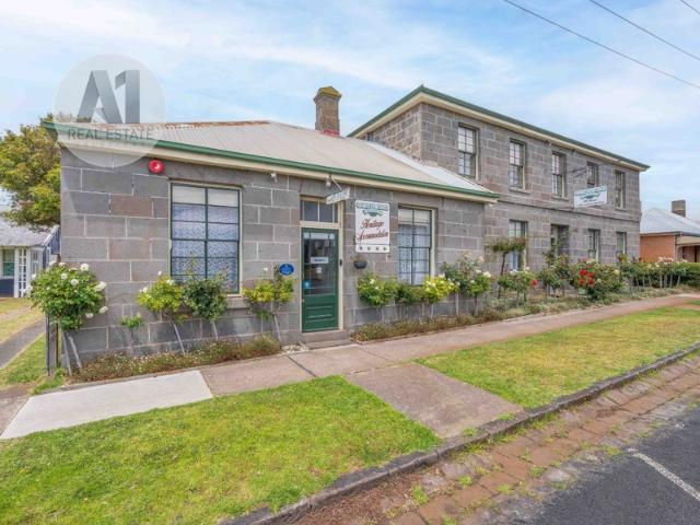 'Victoria House' Grand Heritage Accommodation & Contemporary Coastal Residence