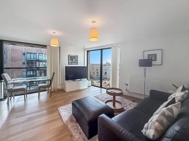 Victoria House, Surrey Quays Road. 2 bed apartment to rent £3,500 pcm £808 pw