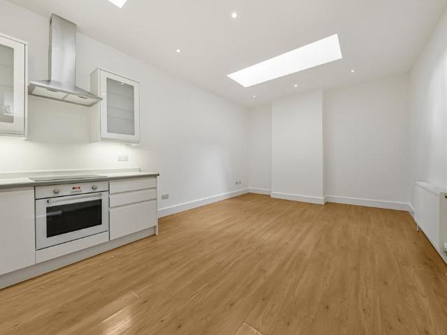 Victoria Mews, Kilburn, London, NW6 1 bed mews to rent £2,145 pcm £495 pw