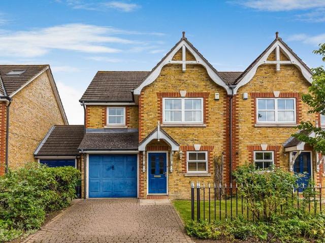 Victoria Mews, London SW18 3 bed house to rent £3,500 pcm £808 pw