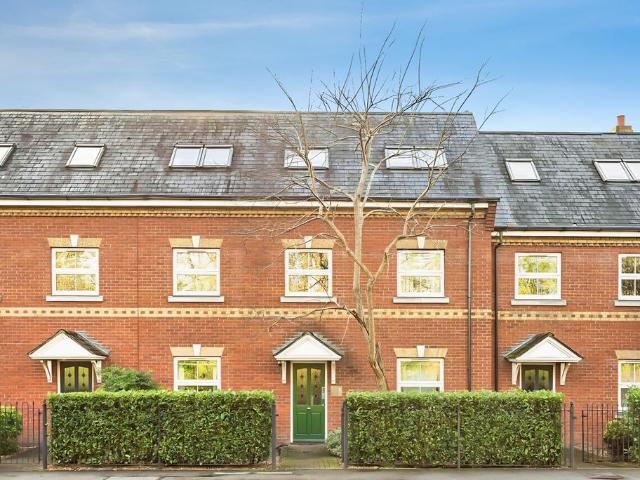 Victoria Mews, St. Judes Road. 1 bed apartment to rent £1,500 pcm £346 pw