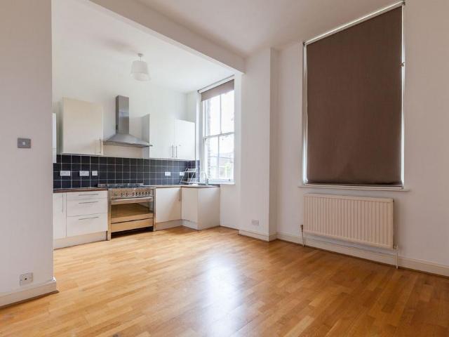 Victoria Park Square, Bethnal Green. 1 bed flat to rent £3,500 pcm £808 pw