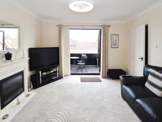 Victoria Place, Brightlingsea CO7, 2 bed maisonette to rent, £1,000 pcm | PrimeLocation