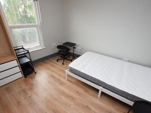 Victoria Promenade, Northampton NN1 1 bed terraced house to rent £532 pcm £123 pw