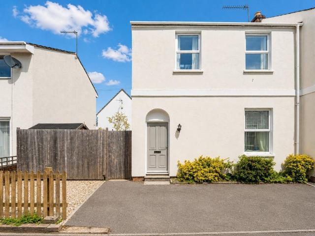 Victoria Retreat, Leckhampton. 2 bed end of terrace house to rent £1,525 pcm £352 pw