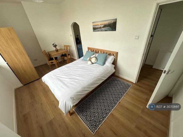 Victoria Road, Merseyside, CH45 Studio to rent £625 pcm £144 pw