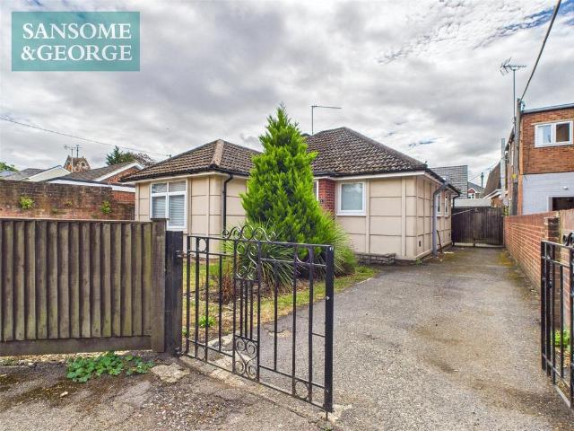 Victoria Road, Mortimer Common. 3 bed bungalow to rent £1,700 pcm £392 pw