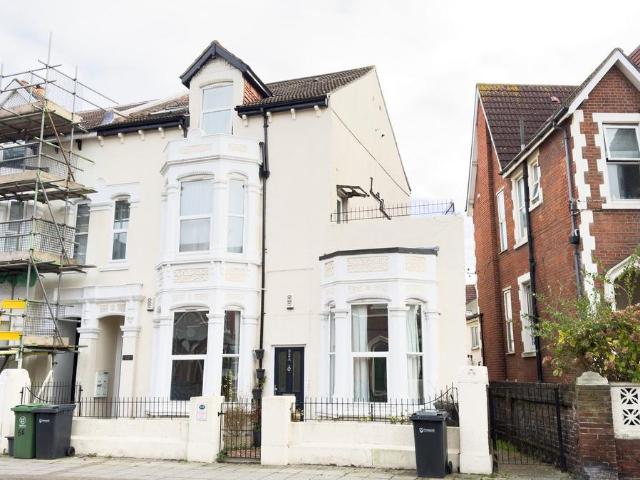 Victoria Road North, Southsea PO5 1 bed flat to rent £895 pcm £207 pw
