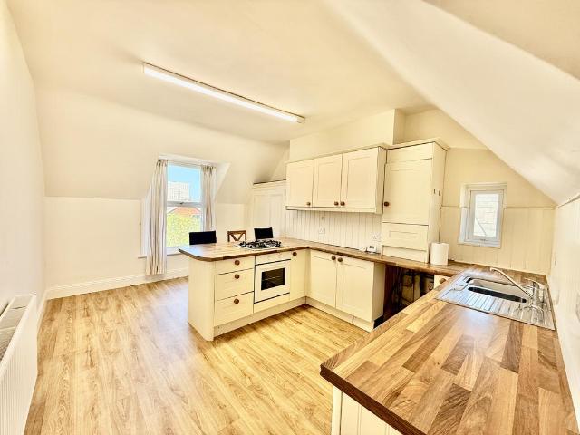 Victoria Road North, SOUTHSEA, PO5 2 bed apartment to rent £1,300 pcm £300 pw