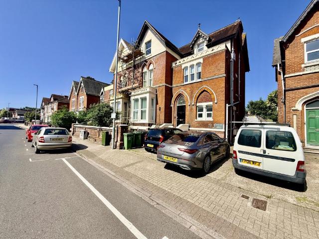 Victoria Road North, SOUTHSEA 2 bed apartment to rent £1,300 pcm £300 pw