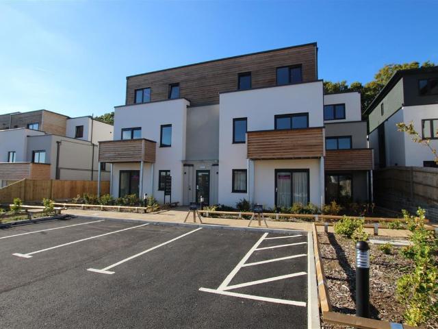 Victoria Road, Burgess Hill, West Sussex RH15, 2 bed flat to rent, £1,550 pcm | PrimeLocation
