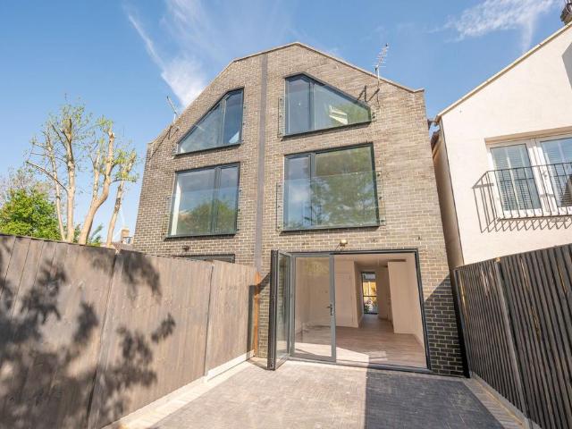 Victoria Road, Barnet, EN4 3 bed mews to rent £2,999 pcm £692 pw