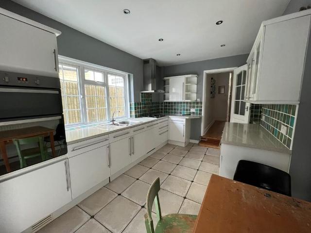 Victoria Road, Barnet EN4 4 bed terraced house to rent £2,950 pcm £681 pw