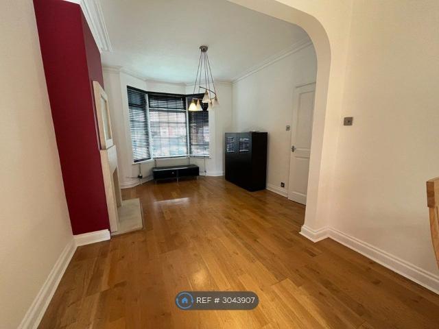 Victoria Road, Barnet EN4, 4 bed terraced house to rent, £2,950 pcm | PrimeLocation