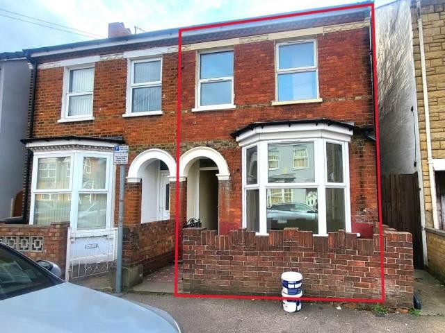 Victoria Road, Bedford 3 bed semi detached house to rent £1,350 pcm £312 pw
