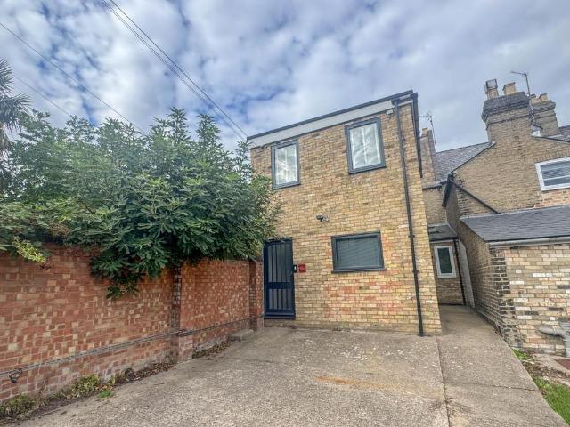 Victoria Road, Cambridge 3 bed flat to rent £1,800 pcm £415 pw
