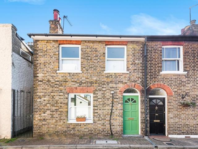 Victoria Road, Chislehurst, Kent, BR7 2 bed house to rent £2,050 pcm £473 pw