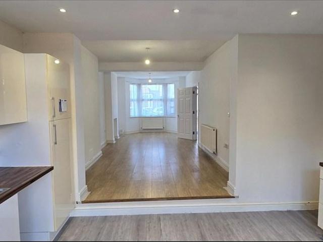 Victoria Road, Coulsdon, CR5 2 bed terraced house to rent £1,900 pcm £438 pw