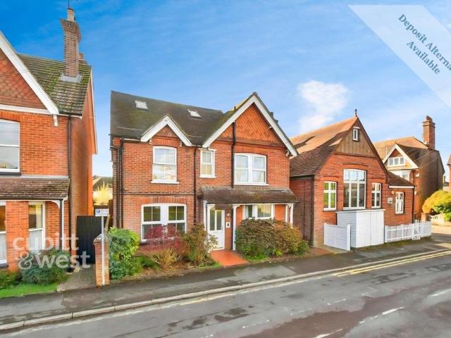 Victoria Road Cranleigh GU6 2 bed apartment to rent £1,350 pcm £312 pw