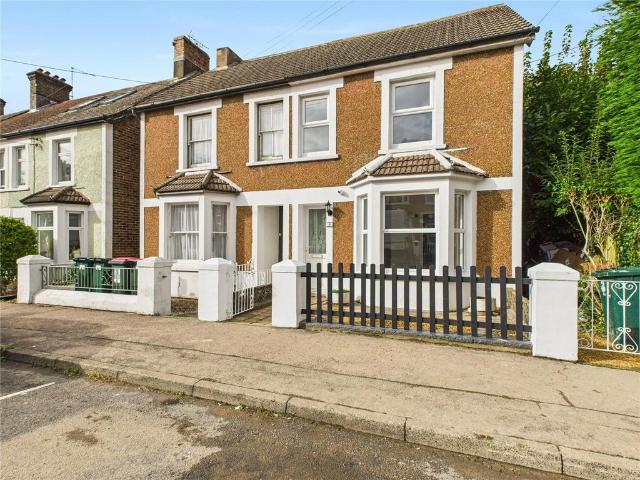 Victoria Road, Crawley, West Sussex. House share to rent £750 pcm £173 pw