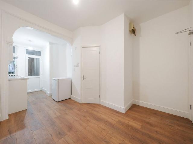 Victoria Road, Edmonton, London N18, Studio to rent, £950 pcm | PrimeLocation