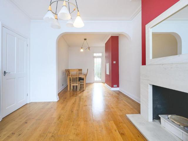 Victoria Road EN4, New Barnet. 4 bed house to rent £3,150 pcm £727 pw