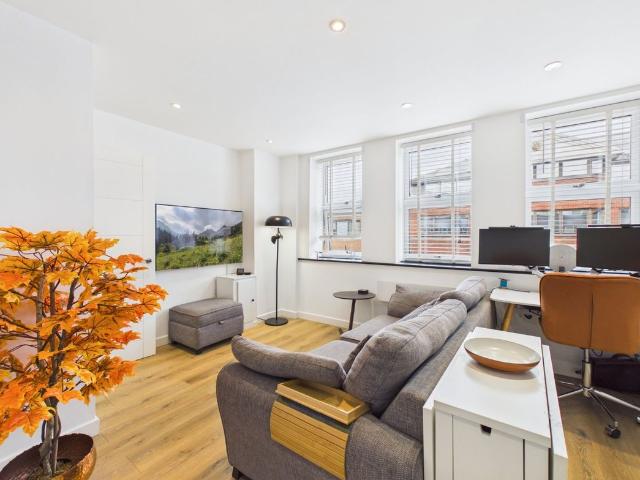 Victoria Road, Farnborough, Hampshire GU14, 1 bed flat to rent, £1,100 pcm | PrimeLocation