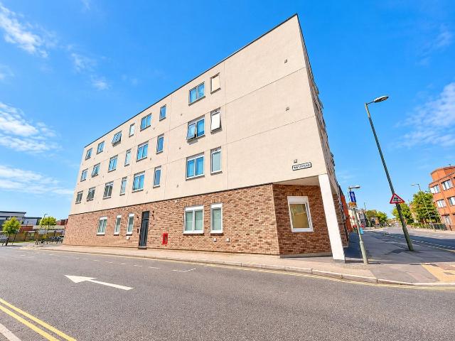 Victoria Road, Farnborough, Hampshire GU14, 1 bed flat to rent, £1,295 pcm | PrimeLocation