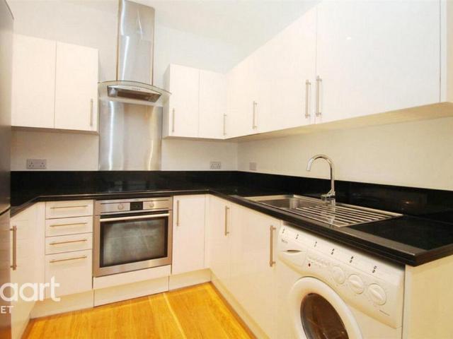 Victoria Road, Farnborough 1 bed apartment to rent £1,150 pcm £265 pw