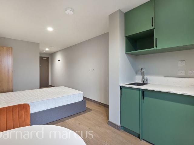 Victoria Road, Feltham TW13, Studio to rent, £1,250 pcm | PrimeLocation
