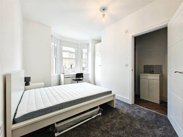 Victoria Road, Guildford, Surrey, GU1 1 bed in a house share to rent £995 pcm £230 pw
