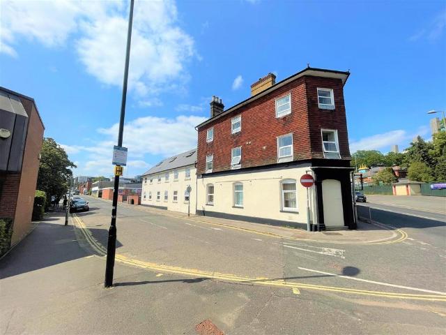 Victoria Road, Hampshire GU11 1 bed flat to rent £1,025 pcm £237 pw