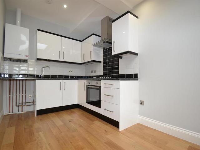 Victoria Road, Horley 1 bed flat to rent £1,300 pcm £300 pw